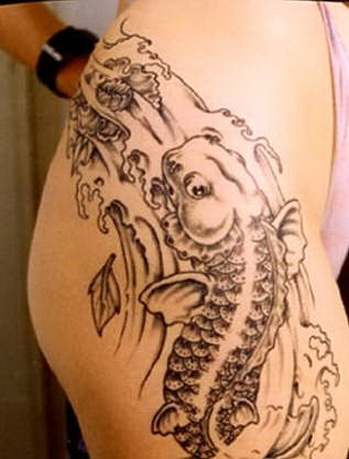 рыба на волне, бедро, женская татуировка фото