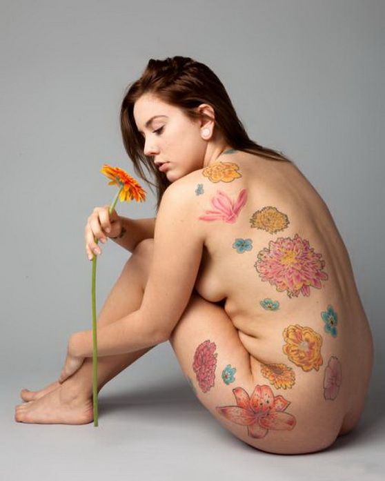 различные цветы на бедре и боку, женская татуировка фото