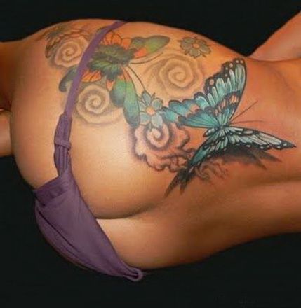 бабочка на цветах, бедро и ягодица, женская татуировка фото