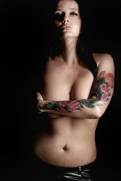 розы на всей руке, женская татуировка фото