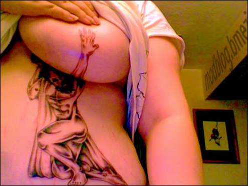 христос в рубище несущий грудь женщины, женская татуировка фото