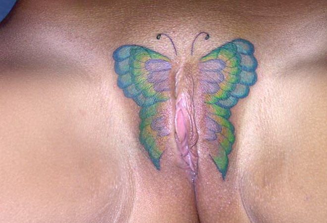 бабочка на вульве женщины, тату бикини, женская татуировка фото