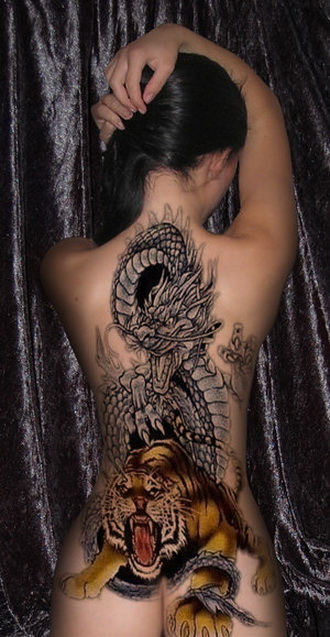 дракон и тигр на спине, женская татуировка фото