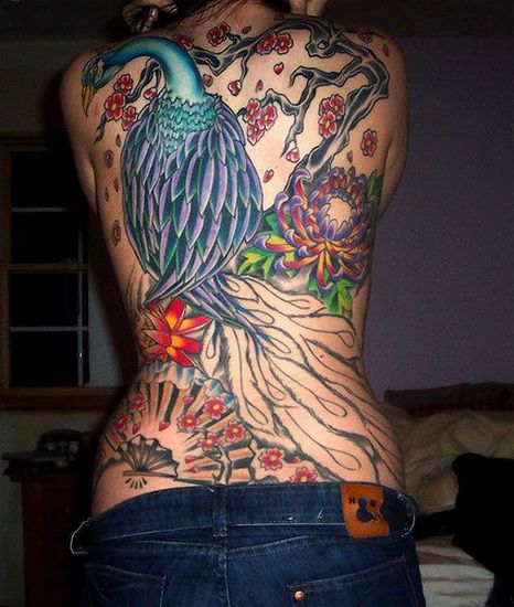 павлин на всю спину девушки, женская татуировка фото