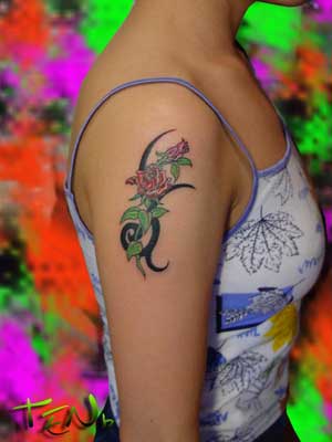 цветок на предплечье. женская татуировка 