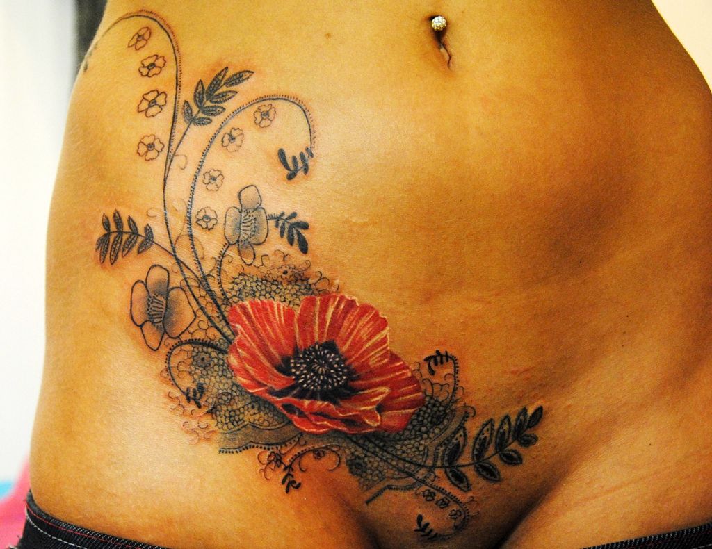 тату красный цветок на лобке и правом боку девушки, фото тату бикини