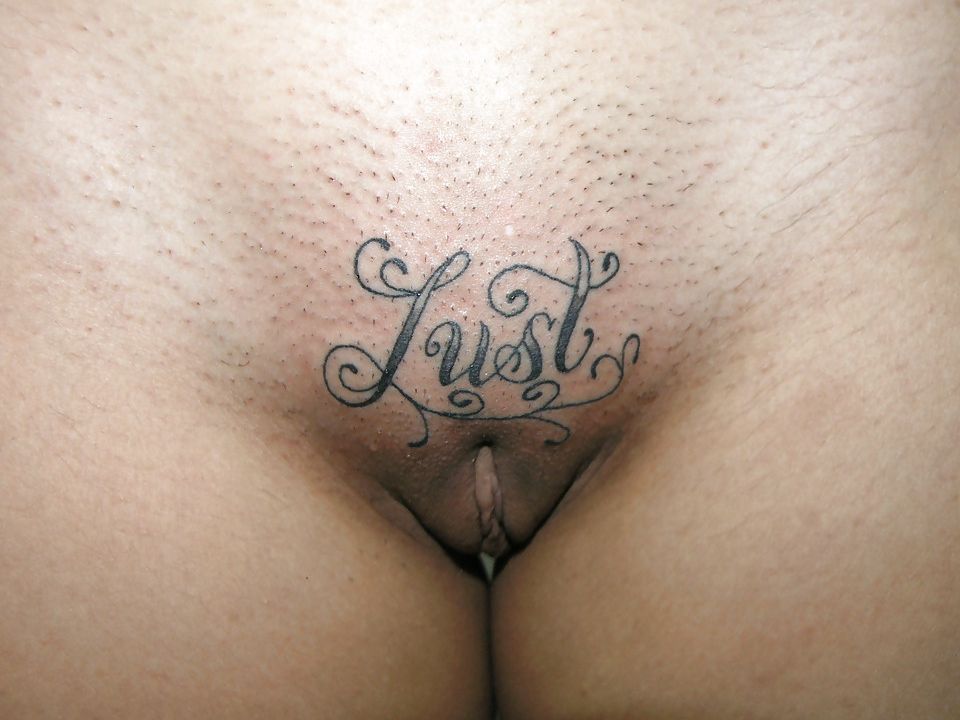 слово lust (вожделение, похоть) вытутаировано на бритом лобке, интимная женская татуировка 