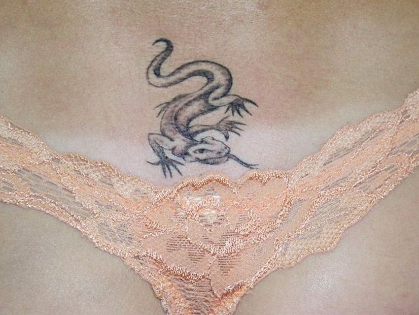 ящерица с раздвоенным языком - тату на лобке девушки, интимная женская татуировка 