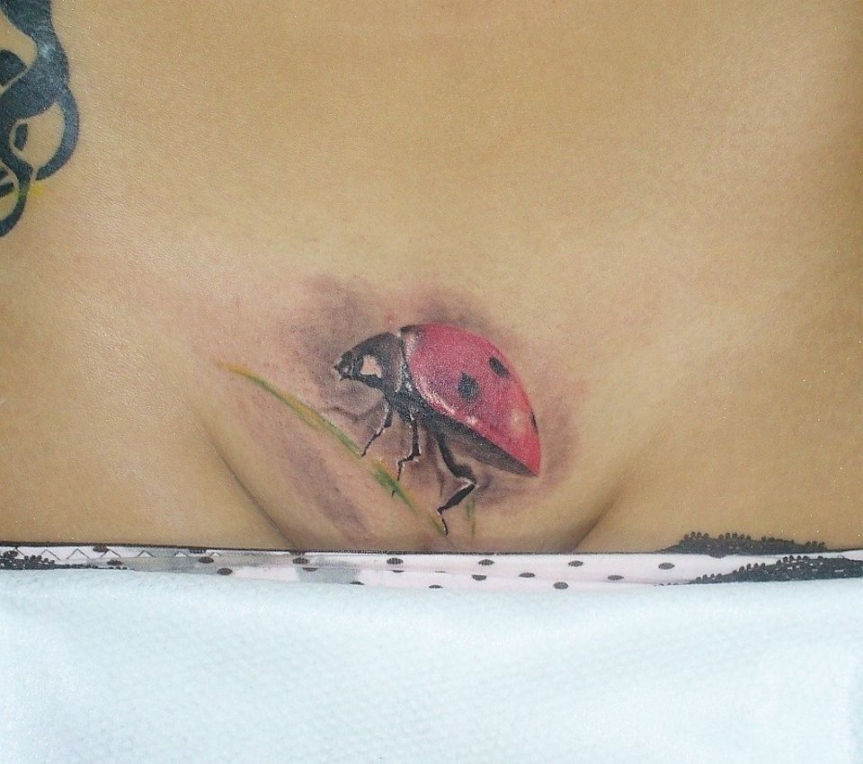 божья коровка - цветное тату над вульвой, интимная женская татуировка 