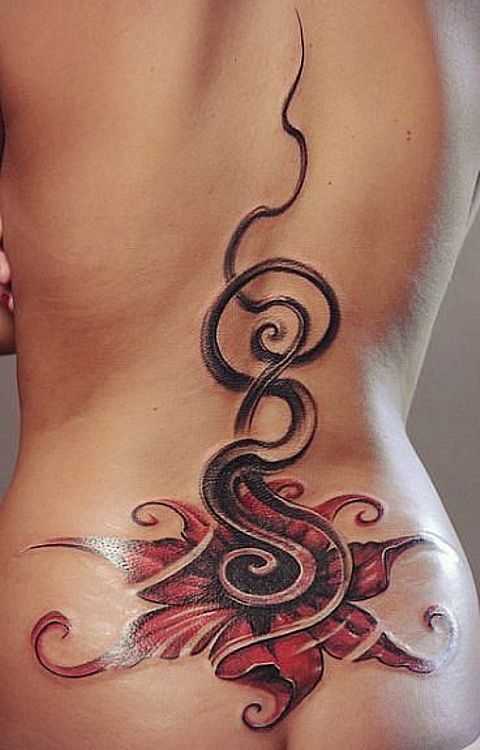 тату красный хищный цветок на пояснице и спине девушки, интимная женская татуировка 