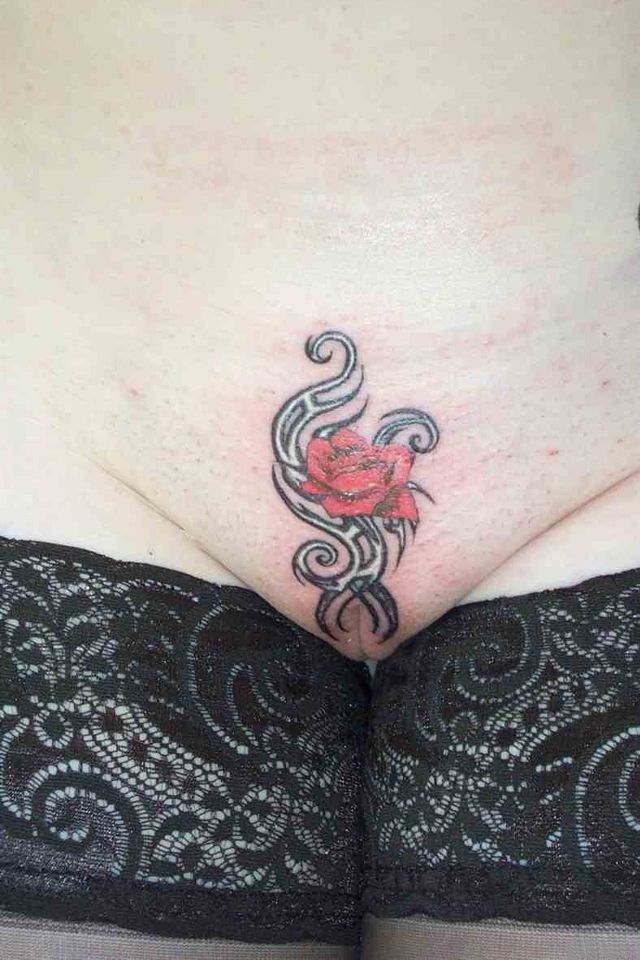 розочка с орнаментом над женским клитором, интимная женская татуировка 