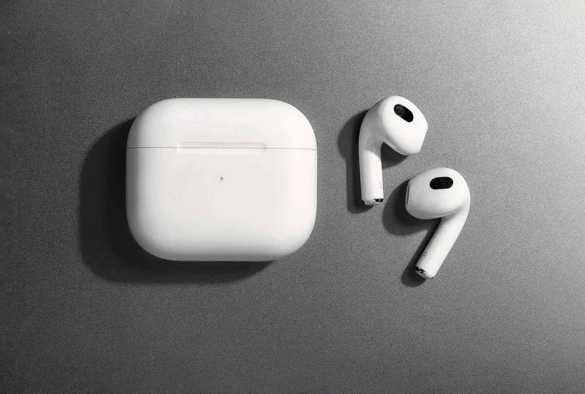 Apple AirPods: Почему эти наушники стали культовыми и как выбрать свои